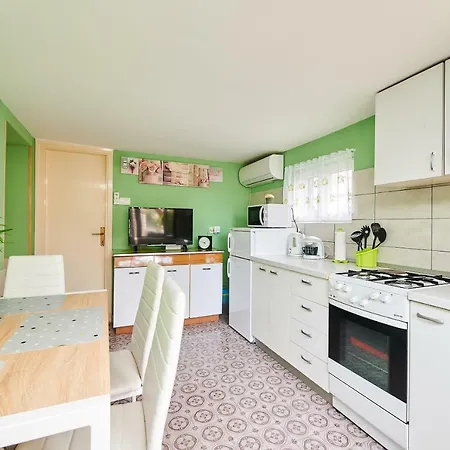 Ante Apartment *